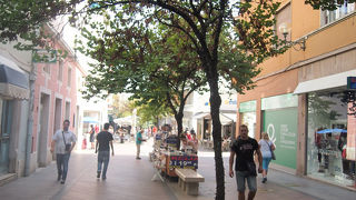 プーラの市場から伸びるショッピングストリート