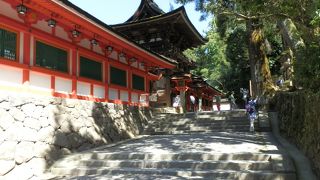 祭神は神武伝説ゆかりの神剣、石上神宮　山の辺の道　?