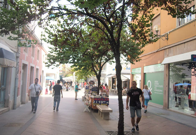 プーラの市場から伸びるショッピングストリート