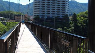 橋を渡りながら渓谷美を眺めることができます