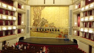 世界を代表するオペラ座の舞台裏