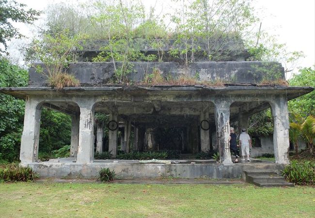 ペリリュー島の戦跡の一つ。廃墟になった総司令部建物が残っています。