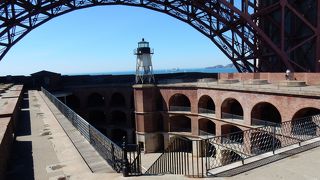 ゴールデンゲートブリッジの真下の歴史的な博物館