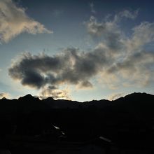 高千穂の山々に囲まれた素晴らしい環境です（夜明け時）