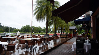 ヨットを眺めながら食事ができる