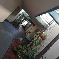 難点は 階段とスロープが建物の両端にしか無いこと 。