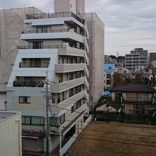 部屋からの眺望。マンションに囲まれている