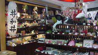 扇子や西陣織が並びます