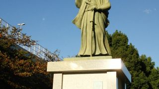 墨田区役所の広場にある銅像