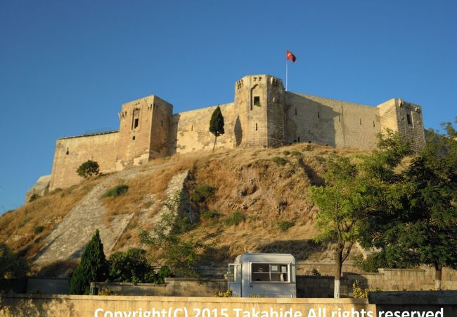 旧市街に立つ山城