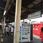 この駅、ＪＲと私鉄の乗り換えで利用する駅で、いつも多くの人で賑わっています。