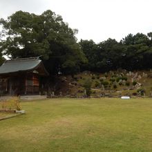 大村護国神社境内から見る庭園と護国神社本殿