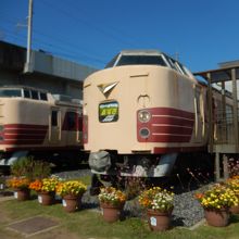 てっぱくひろばに特急車両があり車内で食事を取ることができます