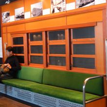 エントラスゾーンでは電車の椅子で休憩ができます