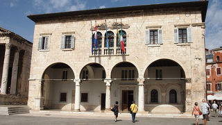 プーラの自治の象徴