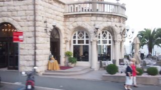 海に貼りつくようなリゾート街の通り