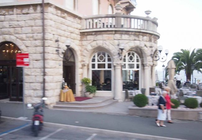 海に貼りつくようなリゾート街の通り