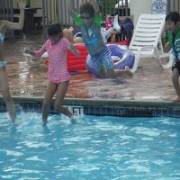 プールサイドのチェアーは是非新しいものにしてください。