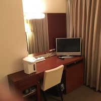 8階の部屋で、眺望は隣のビルと空でした