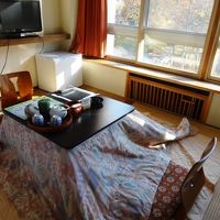 部屋には炬燵が！　何とも昭和な香り・・・。