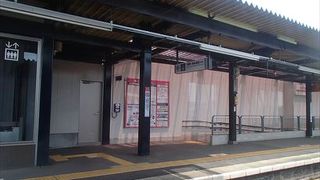 京王新宿線の駅の一つで、駅周辺には、コンビニやレストランが有りますので、便利な駅となっています。