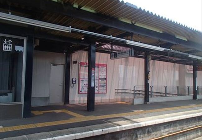 京王新宿線の駅の一つで、駅周辺には、コンビニやレストランが有りますので、便利な駅となっています。