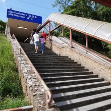 鉄道駅と１階下の観光案内所をつなぐ階段