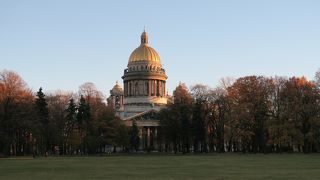 シックな雰囲気の美しい聖堂です。