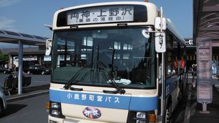 小鹿野町内を移動するバス