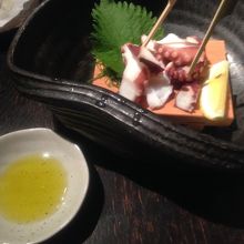 タコフェアー開催中。ぶつ切りタコにオリーブオイルとシンプル