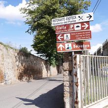 チヴィタ村入口の道標