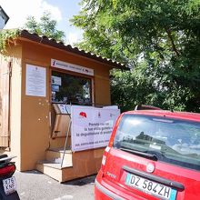 チヴィタ村入口の入場料支払窓口