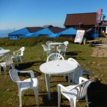 山頂付近で休憩ができます