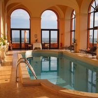 プールもあって　フライト前に　ひと泳ぎ！ローマ空港から３０分