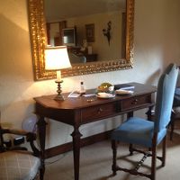 部屋は　広いです。　