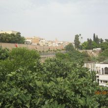 町の東のブーフェクラン渓谷からの様子です。