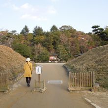 土塁の切れ目から入る