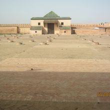 この広場の下が地下牢です。