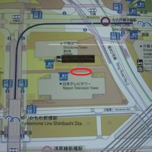 新橋駅の近くにある日テレ本社ビルの壁面につけられています。