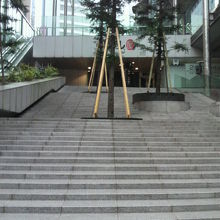 日テレ本社ビルの正面入り口にある階段です。大時計は２階です。