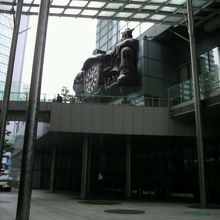 階段を上がると、２階の壁面に取り付けられた大時計が見えます。