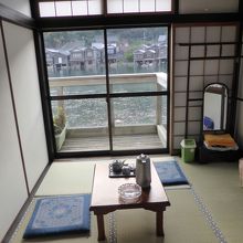 シンプルな6畳ほどの部屋ですが眺めは最高