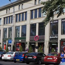 西欧諸国のブランド店が並ぶ