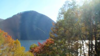 裏磐梯の湖を縫う観光道路