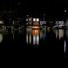 夜、窓から静かな舟屋を望む