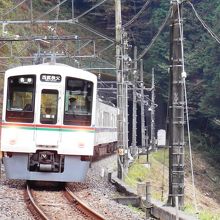 西吾野駅に到着する秩父行電車。