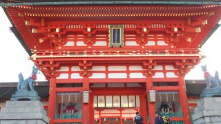 両サイドにキツネ様がいらしゃいます