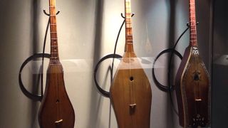 カザフ族の民族楽器ドンブラの展示を中心とした博物館