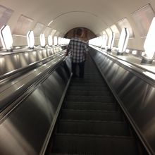 深く長いエスカレーター