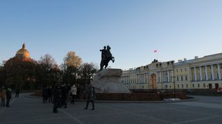 青銅の騎士像がある広場